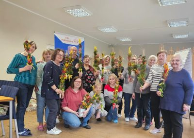zdjecie grupowe wraz z palmami wielkanocnymi wykonanymi na warsztatach florystycznych